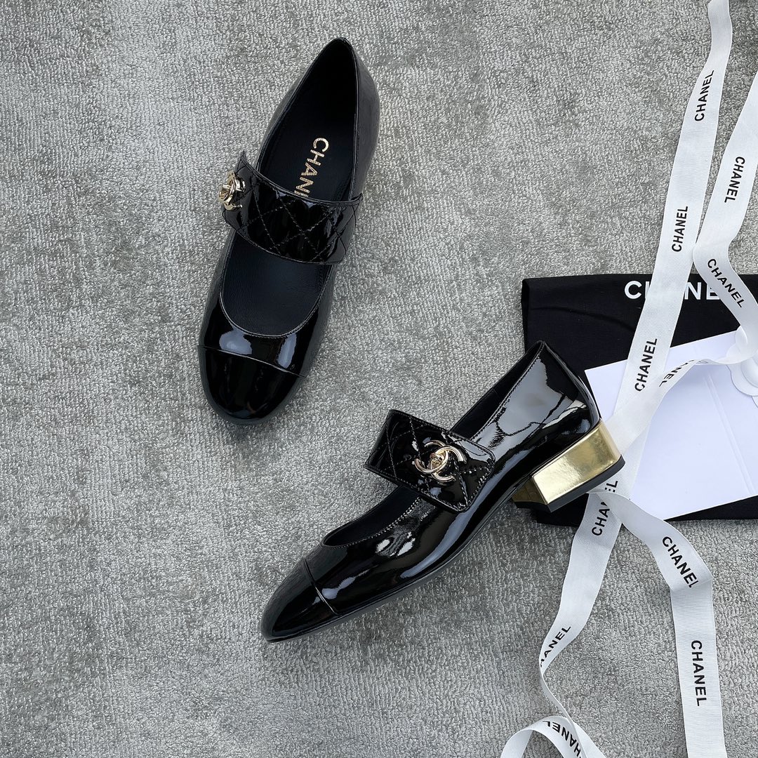 CHANEL book bag buckle single shoes Mary Jane single shoes bright wrinkled patent leather gold heel