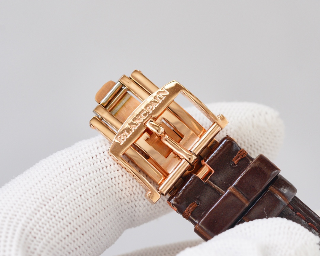 Blancpain - This functional watch comes from the classic Blancpain collection