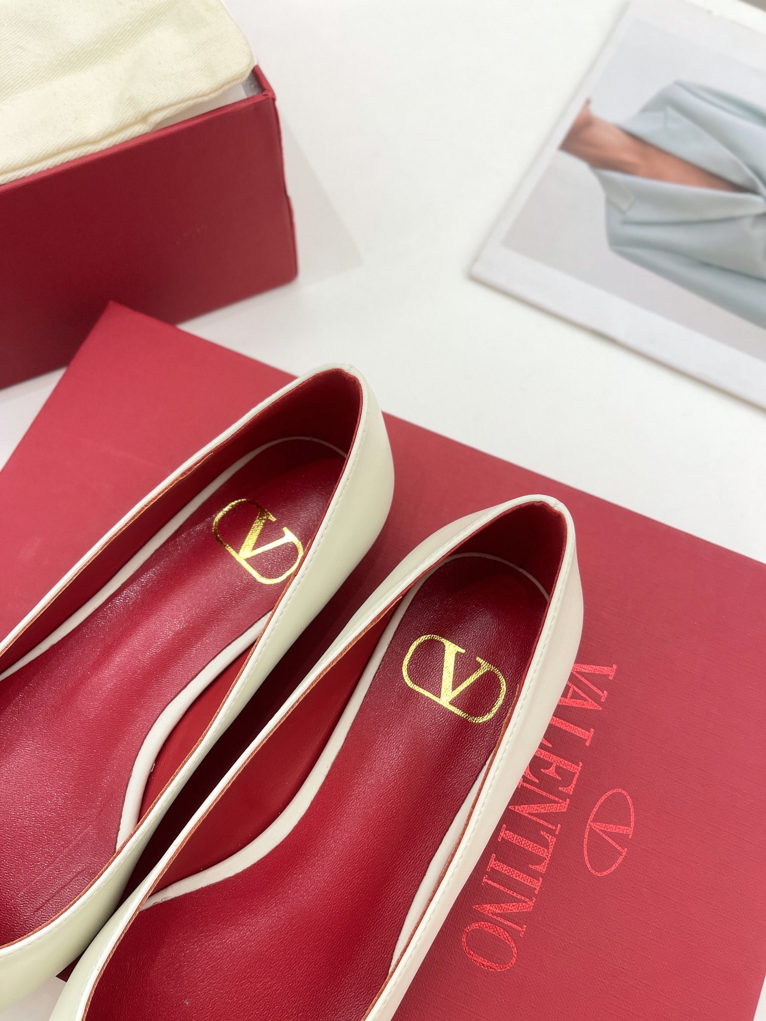 【Valentino】𝟐𝟎𝟐𝟏/𝐒𝐒 𝐧𝐞𝐰 Valentino 2022 spring and summer new large V diamond buckle high heels on the new