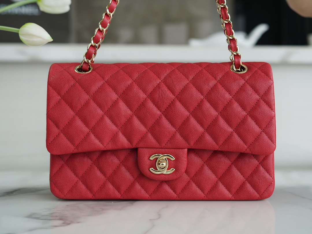 𝐂𝐇𝐀𝐍𝐄𝐋 Classic Flap washed cowhide is made from the most delicate calves just born Washed fetal cow Medium Large red ❤