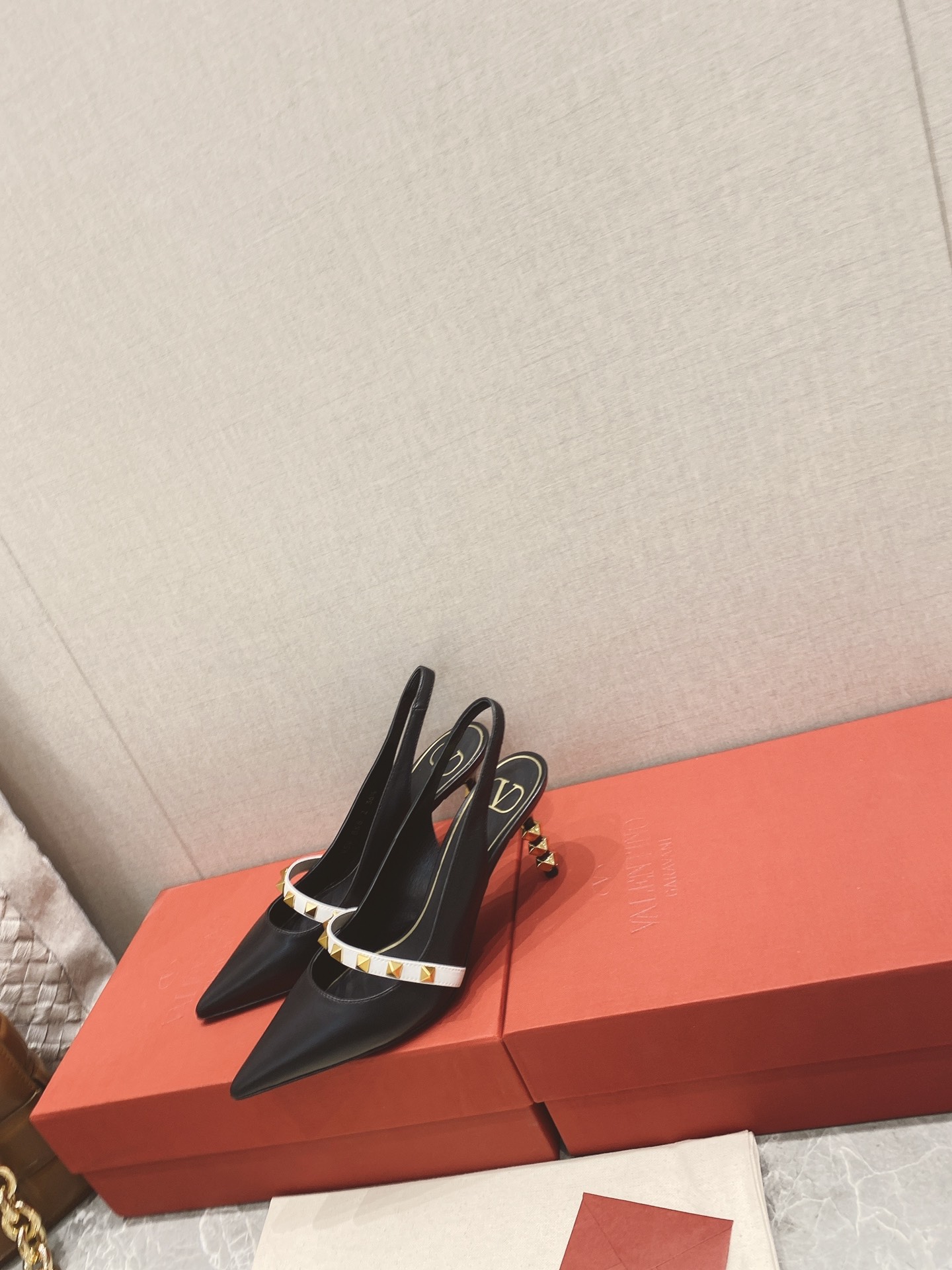 【Valentino】𝟐𝟎𝟐𝟏/𝐒𝐒 𝐧𝐞𝐰 Valentino Lambskin back lace-up heel with sculpted work
