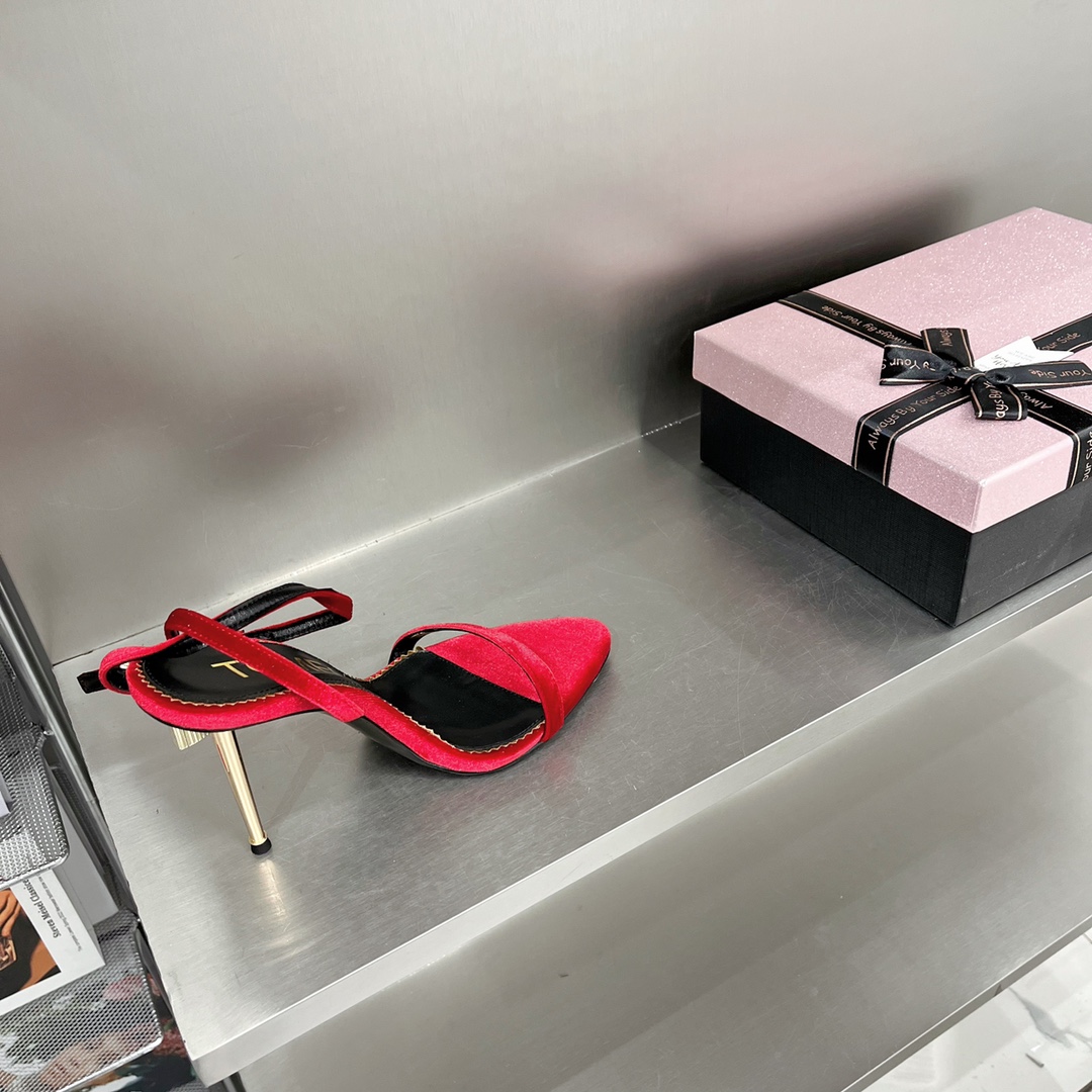 𝒕𝒐𝒎𝒇𝒐𝒓𝒅 𝟐𝟎𝟐𝟐/𝐒𝐒 𝐧𝐞𝐰 TF Tom Ford Gold Heel Padlock Sandals