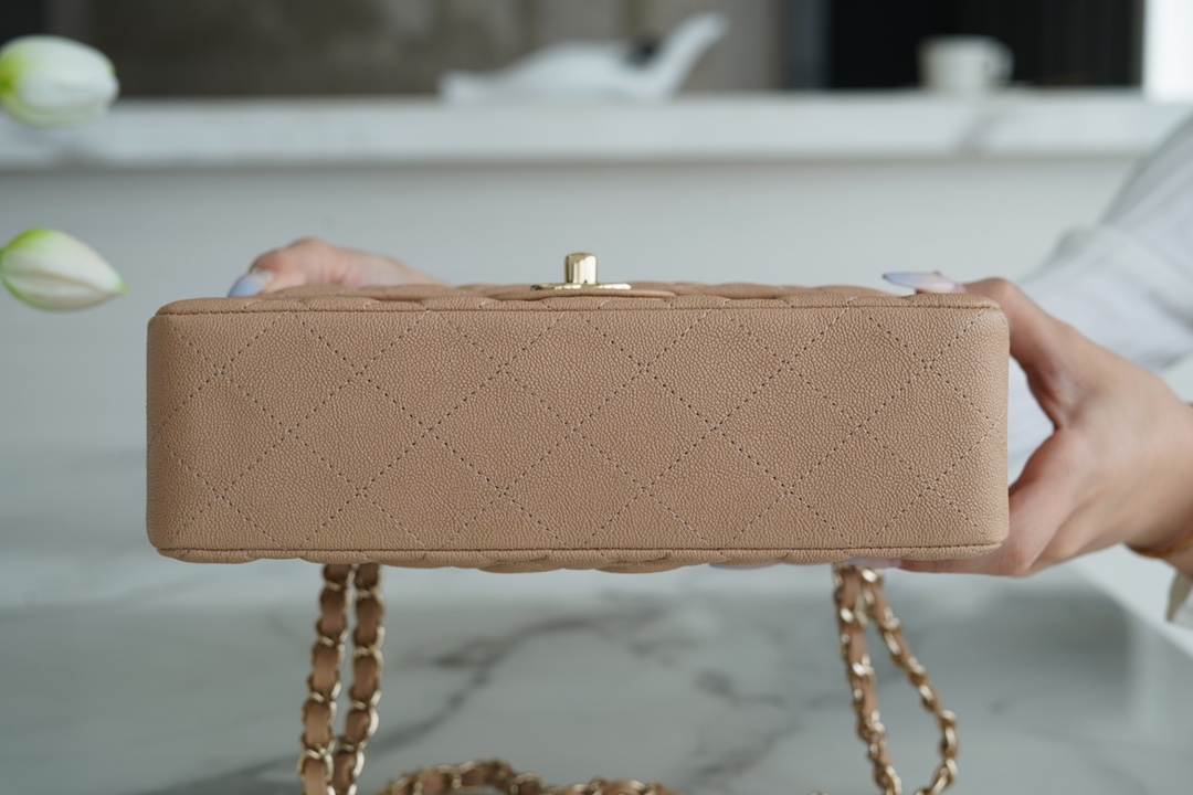 𝐂𝐇𝐀𝐍𝐄𝐋 Classic Flap washed cowhide is made from the most delicate calves just born Washed fetal cow small Khaki 🍂