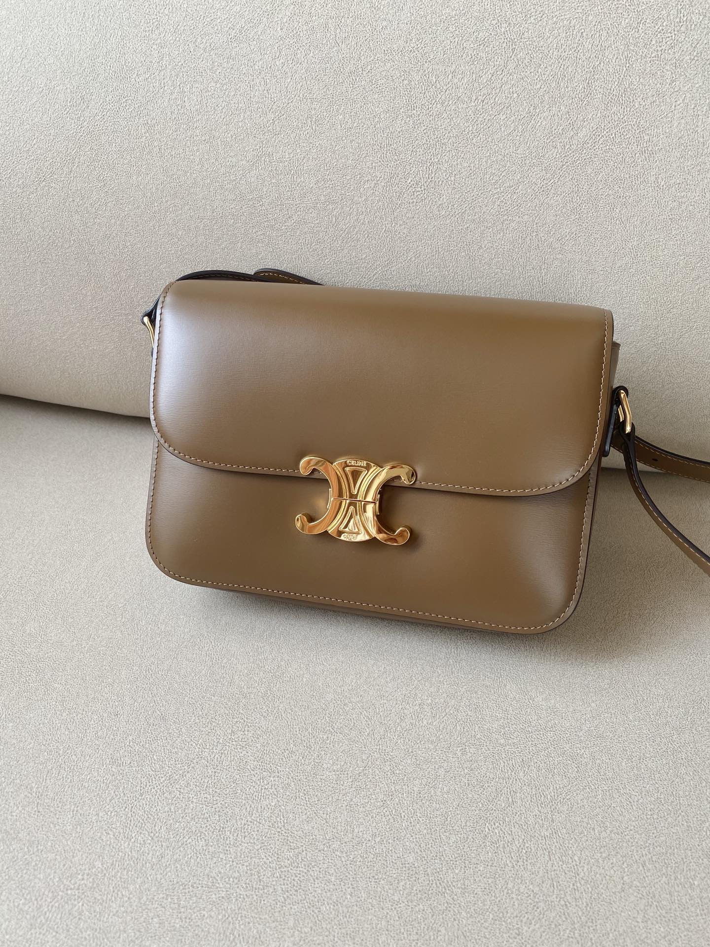 𝐂𝐞𝐥𝐢𝐧𝐞 Triomphe Medium 22.5cm