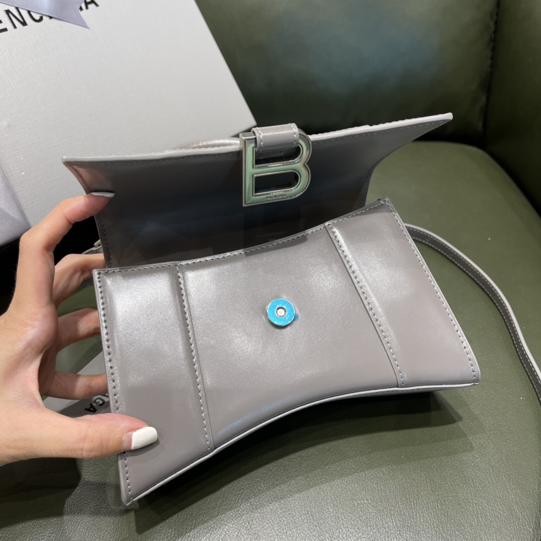 BALENCIAGA 𝐇𝐨𝐮𝐫𝐠𝐥𝐚𝐬𝐬 𝐗𝐒 The hourglass bag of the fashion world