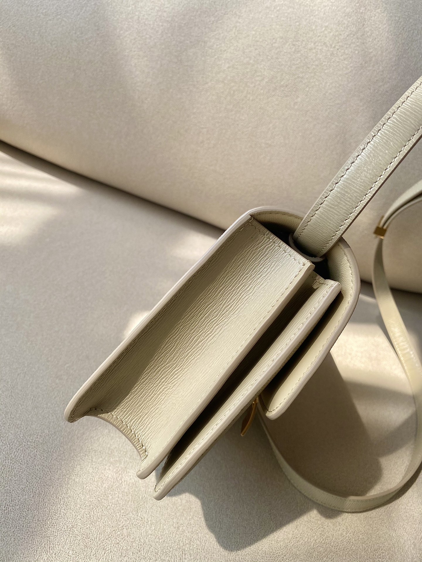 𝐂𝐞𝐥𝐢𝐧𝐞 Box Teen bag in polished calfskin