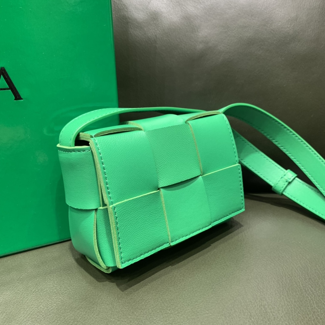 Bottega Veneta  MINI CASSETTE #666688