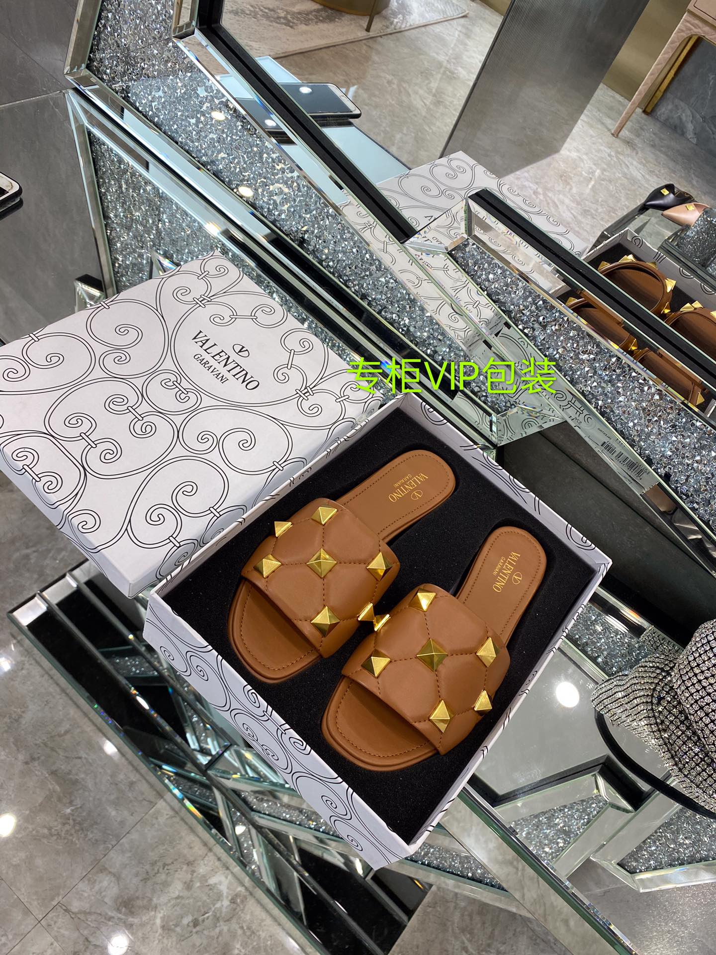 【Valentino】𝟐𝟎𝟐𝟏/𝐒𝐒 𝐧𝐞𝐰 The latest counter series, perfect details, very bright show series launched