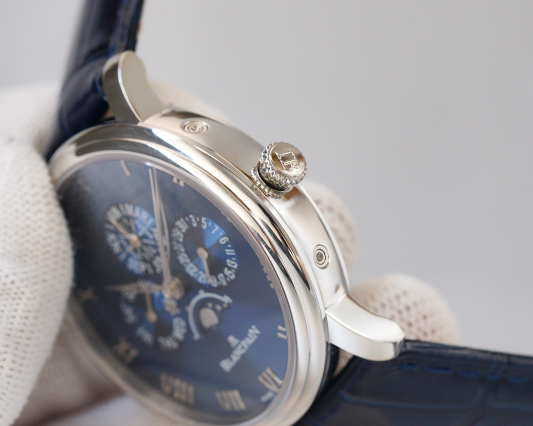 Blancpain - This functional watch comes from the classic Blancpain collection