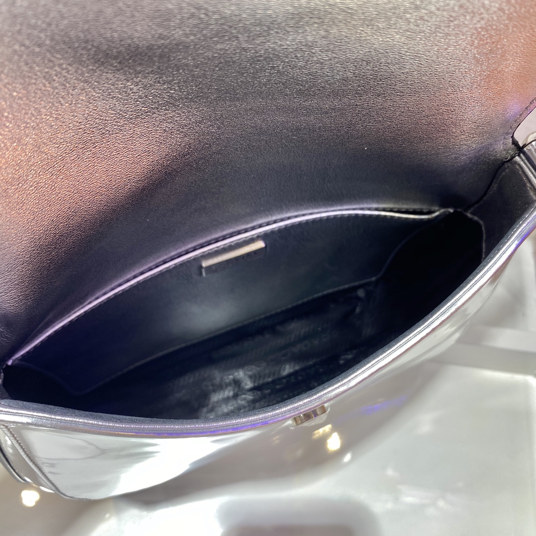 𝐏𝐑𝐀𝐃𝐀 Large flap w/ double shoulder strap 1BD303