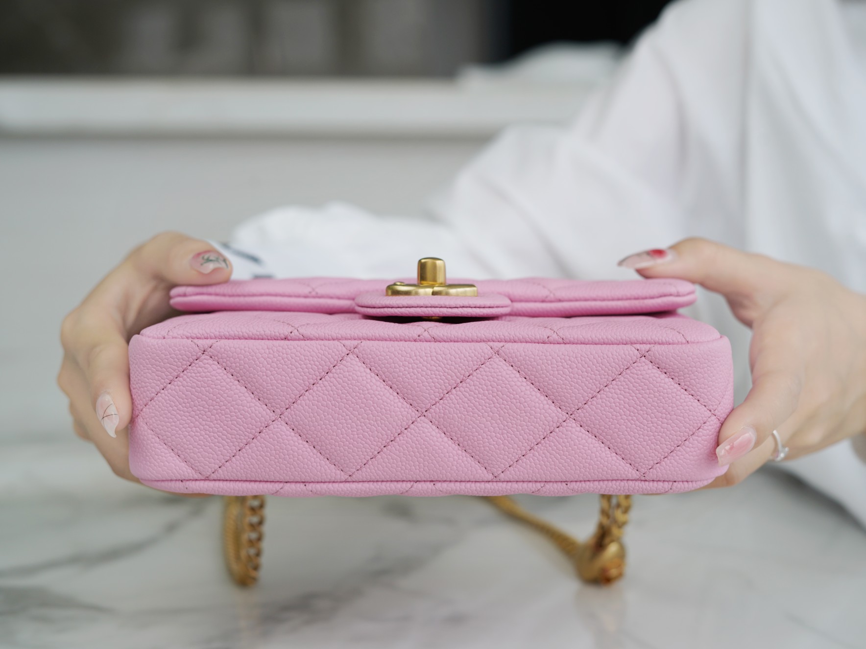 𝗖𝗛𝗔𝗡𝗘𝗟✦𝗖𝗹𝗮 𝘀𝘀𝗶𝗰 𝗙𝗹𝗮𝗽 𝗙𝗹𝗮𝗽 23P Spring/Summer New Love Adjustment Buckle Small Pink