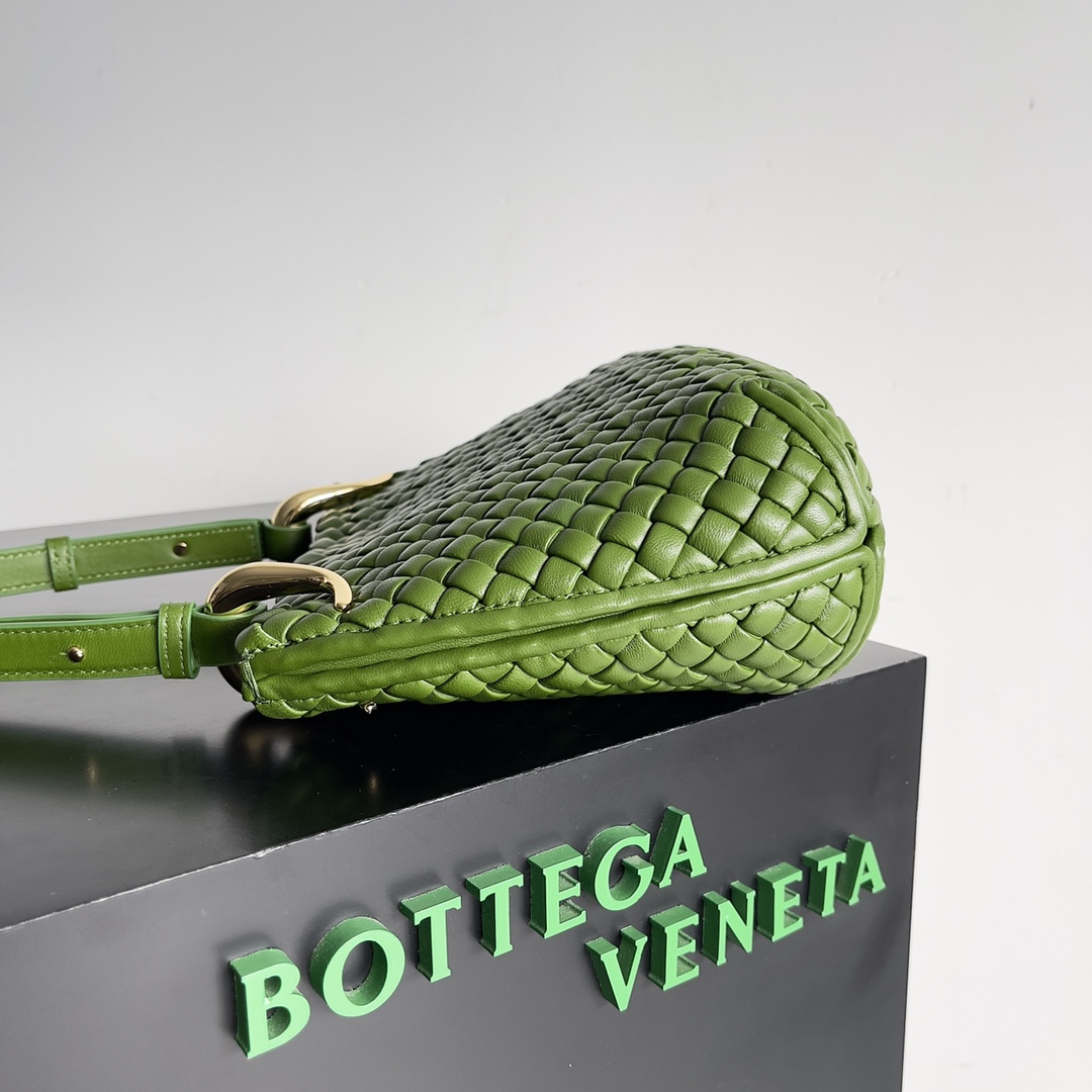 Bottega Veneta Clicker Rounded Bag Small Green Pepper Green #730968