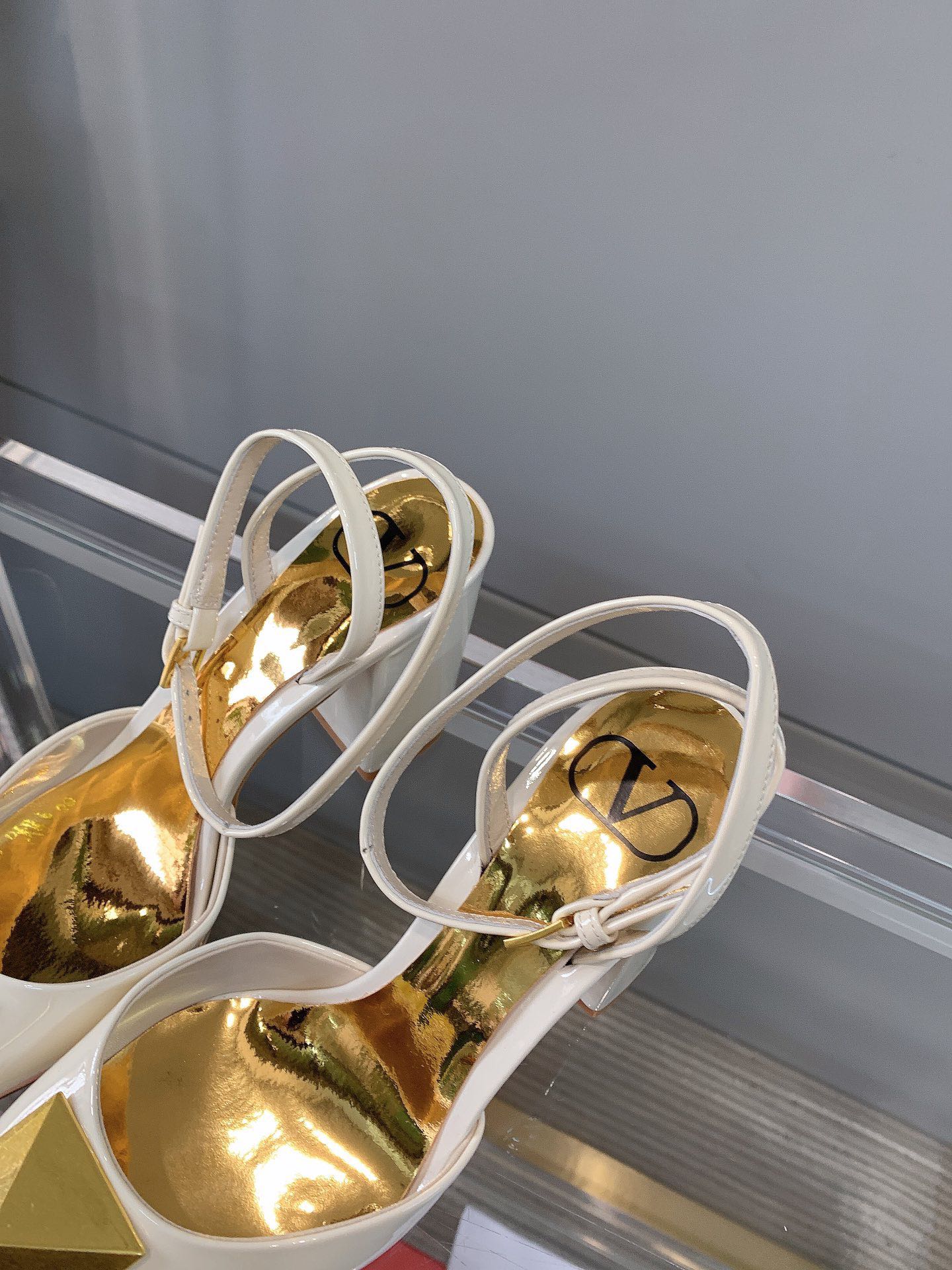 【Valentino】𝟐𝟎𝟐𝟏/𝐒𝐒 𝐧𝐞𝐰 VALENTINO 2022ss spring-summer new big studded high heelss still the classic studded collection