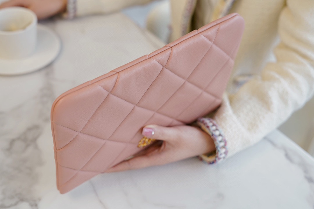 𝗖𝗛𝗔𝗘𝗡𝗟✦ Classic 19 Series Imported Channel Special Lambskin🐑 Carry-on Clutch Peach Pink