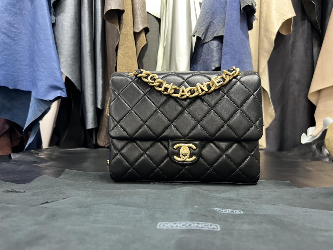 𝗖𝗛𝗔𝗡𝗘𝗟✦ 23p Letter Chain Mouth Flap Bag Genuine Leather