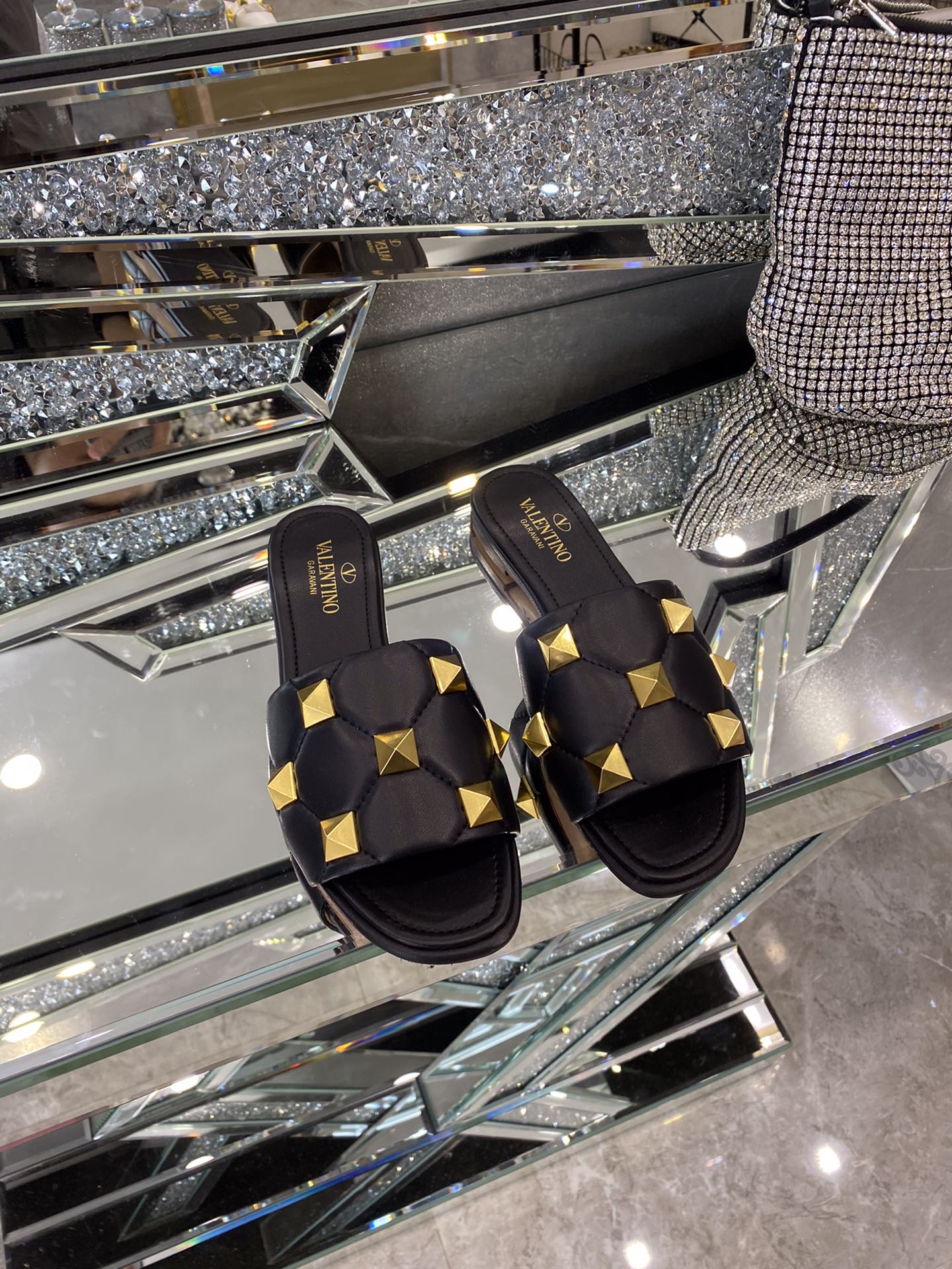 【Valentino】𝟐𝟎𝟐𝟏/𝐒𝐒 𝐧𝐞𝐰 The latest counter series, perfect details, very bright show series launched