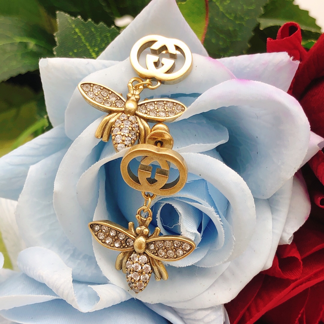 𝐆𝐮𝐜𝐜𝐢 Two little bee stud earrings with diamonds