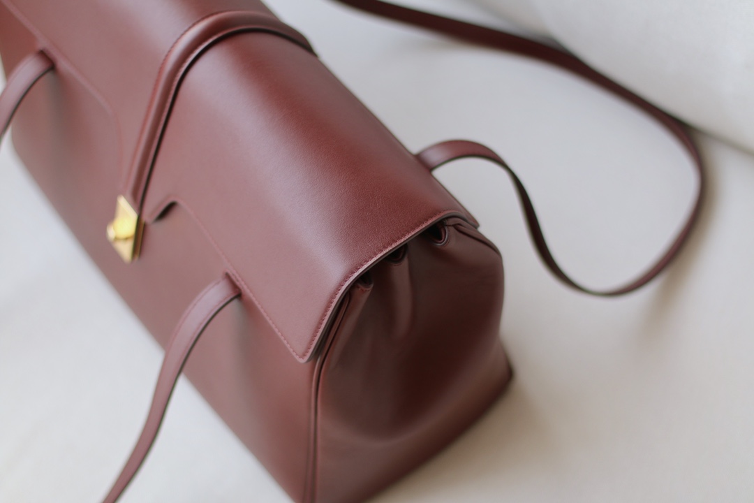 𝐂𝐞𝐥𝐢𝐧𝐞 soft 16 large soft bag in smooth calfskin