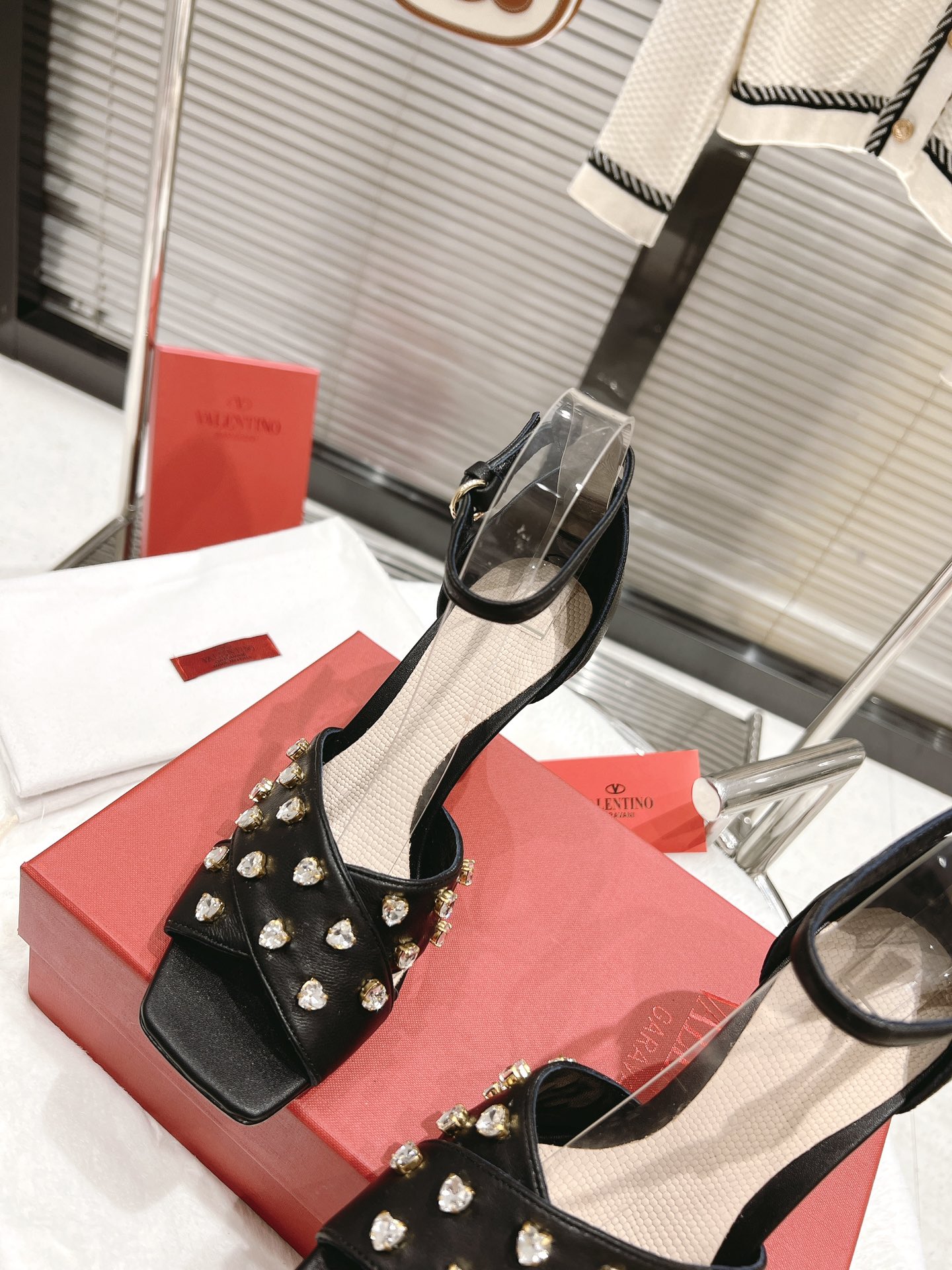 【Valentino】𝟐𝟎𝟐𝟏/𝐒𝐒 𝐧𝐞𝐰  Valentino fabric patent leather lining sheepskin sole cowhide