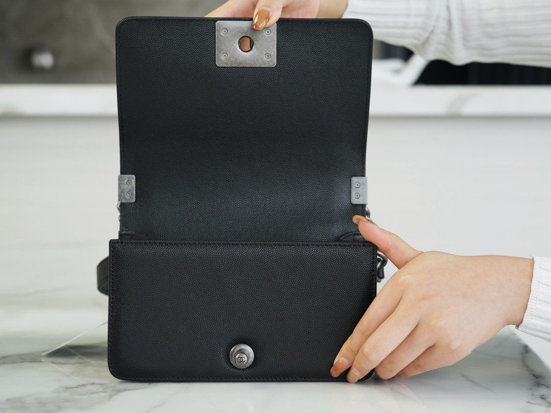 𝗖𝗵𝗮𝗻𝗲𝗹 𝗟𝗲𝗯𝗼𝘆 Imported custom caviar calfskin:Small ball pattern Small Black Silver