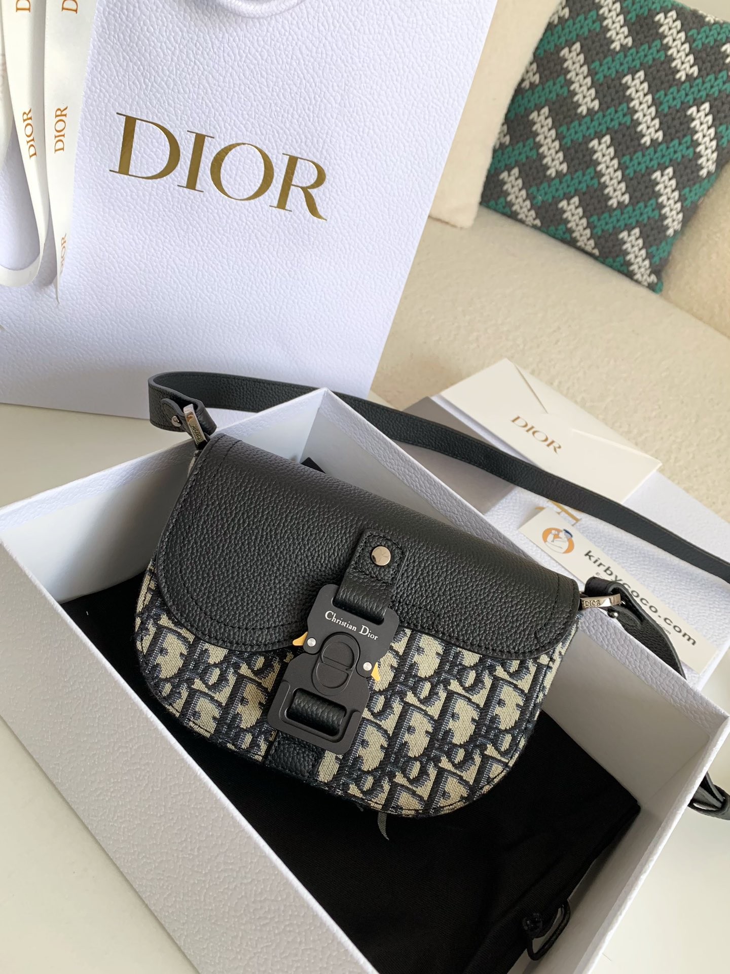 Dior Essentials Saddle Carrying Bag (with shoulder straps) of top quality Size: 19.5 * 13 * 4.3cm