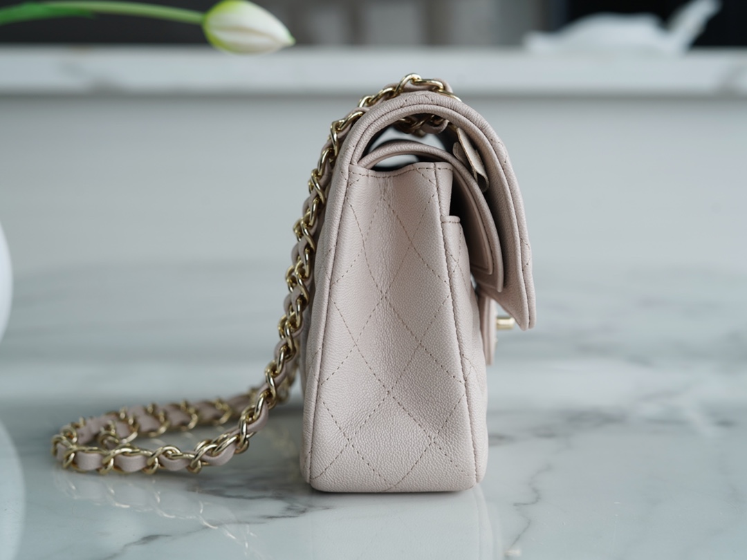 𝐂𝐇𝐀𝐍𝐄𝐋 Classic Flap washed cowhide is made from the most delicate newborn calves washed fetal cow small light apricot