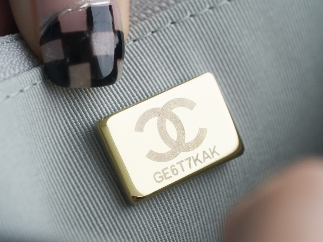 CHANEL 19Bag 𝑾𝒐𝒄 22C silver buckle light grey