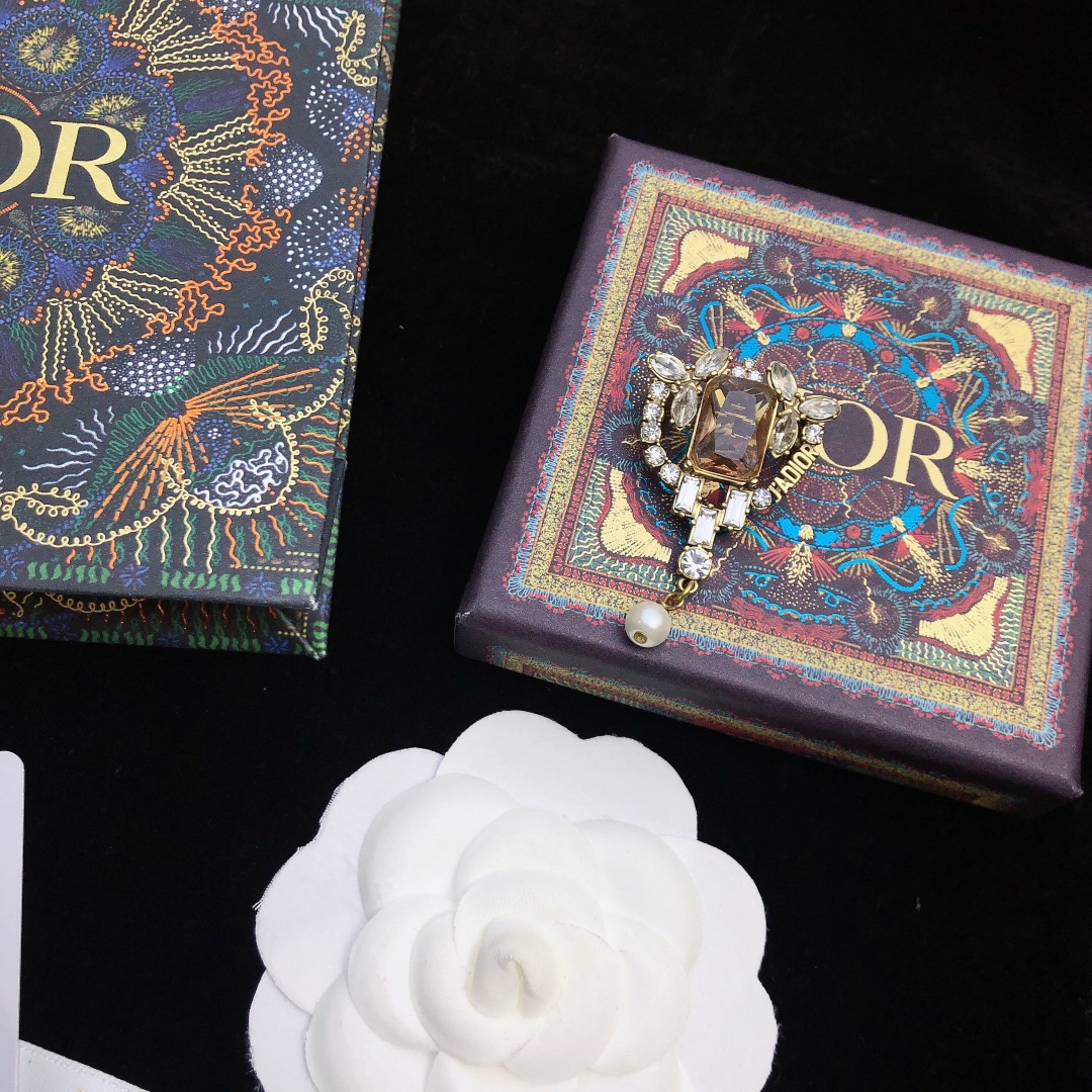 Dior CD letter pearl brooch