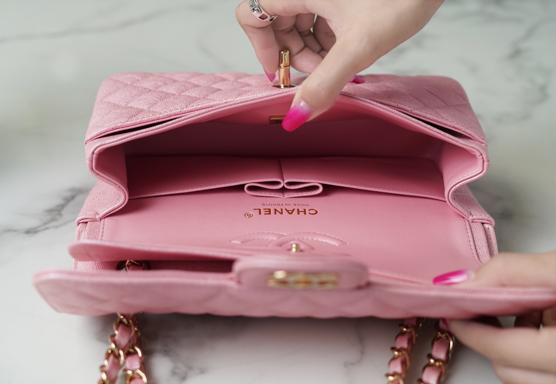 𝐂𝐇𝐀𝐍𝐄𝐋 Classic Flap washed cowhide is made from the most delicate newborn calf Washed fetal cow Jr. pearlescent powder 🌸