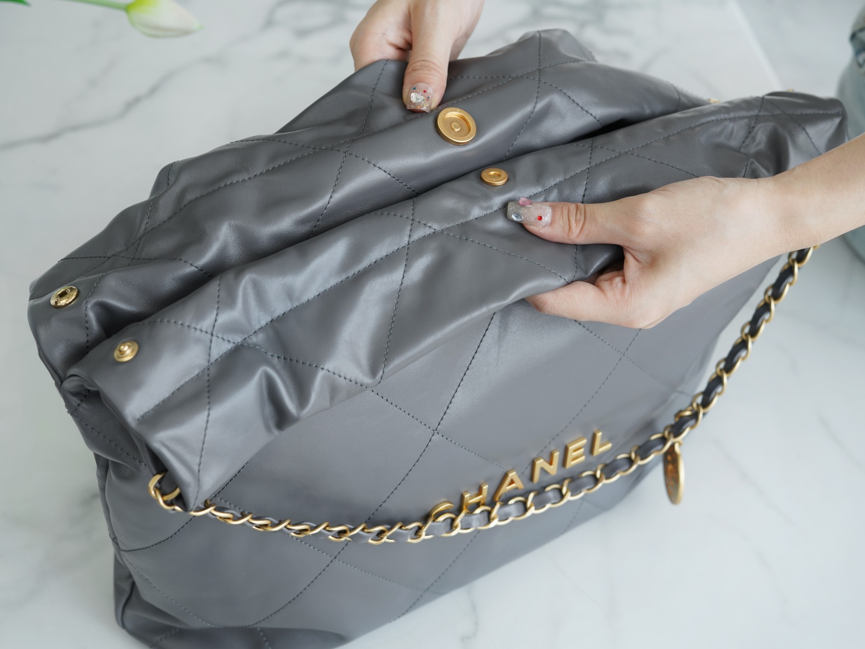 𝗖𝗛𝗔𝗘𝗡𝗟✦𝟐𝟐𝗣Spring/Summer New 𝟐𝟐Handbag Genuine Tail Leather Medium Premium Gray