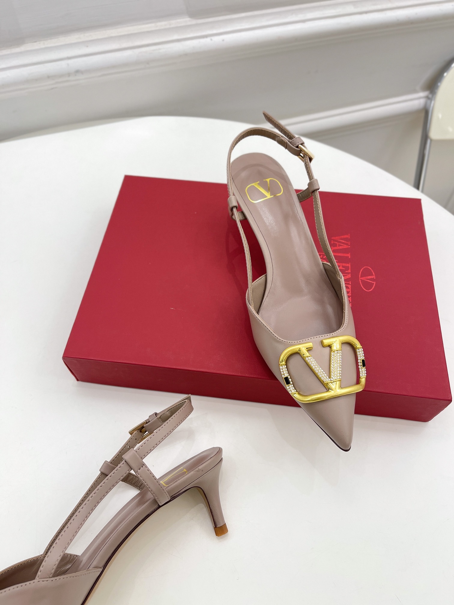 【Valentino】𝟐𝟎𝟐𝟏/𝐒𝐒 𝐧𝐞𝐰 Valentino 2022 spring and summer new large V diamond buckle high heels on the new