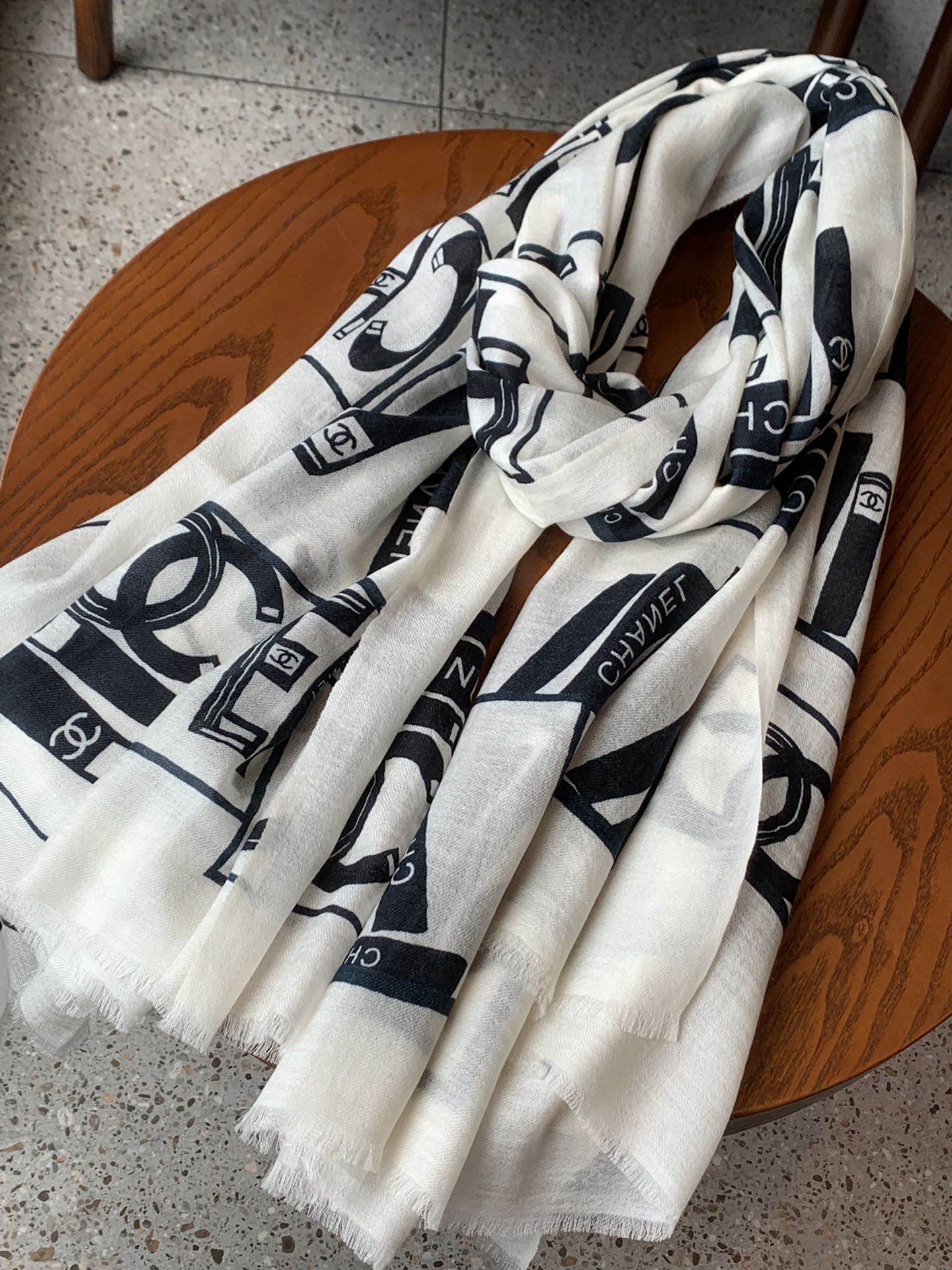 𝐂𝐡𝐚𝐧𝐞𝐥 cashmere scarf