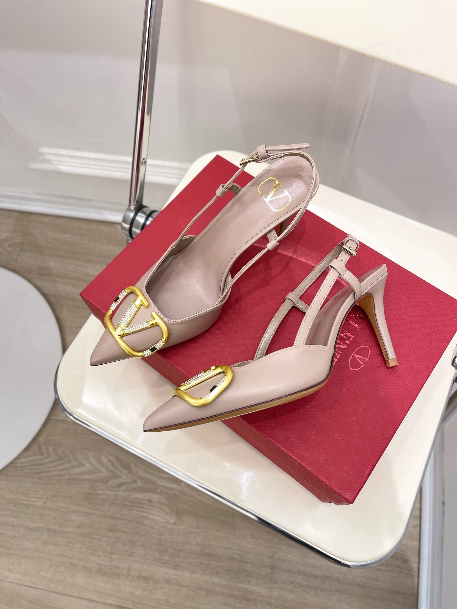 【Valentino】𝟐𝟎𝟐𝟏/𝐒𝐒 𝐧𝐞𝐰 Valentino 2022 spring and summer new large V diamond buckle high heels on the new