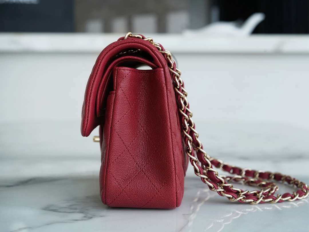 𝐂𝐇𝐀𝐍𝐄𝐋 Classic Flap washed cowhide is made from the most delicate newborn calves washed fetal cow small Bordeaux wine red