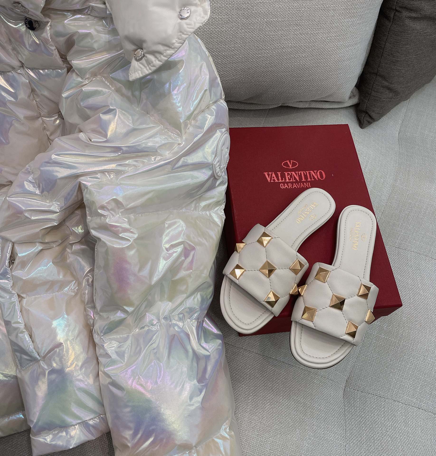 【Valentino】𝟐𝟎𝟐𝟏/𝐒𝐒 𝐧𝐞𝐰 021 official website new metal rivets diamond plaid slippers Qin Lan the same model