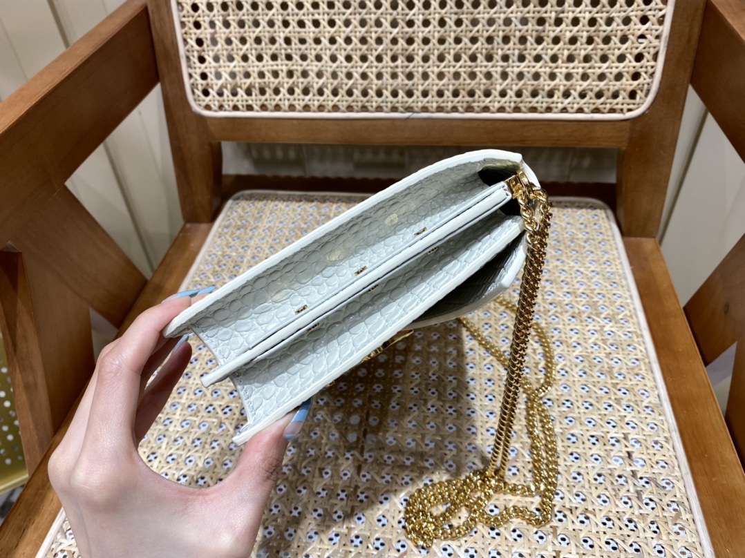 SAINT LAURENT ▪️𝑪𝒂𝒔𝒔𝒂𝒏𝒅𝒓𝒂▪️532750 original crocodile pattern.