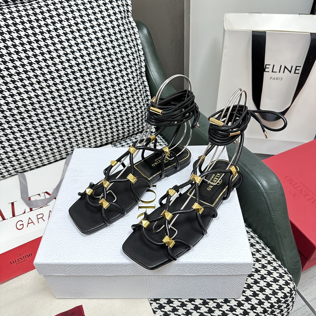 【Valentino】𝟐𝟎𝟐𝟏/𝐒𝐒 𝐧𝐞𝐰  Valentino's newest collection of Roman sandals with Italian printed leather soles