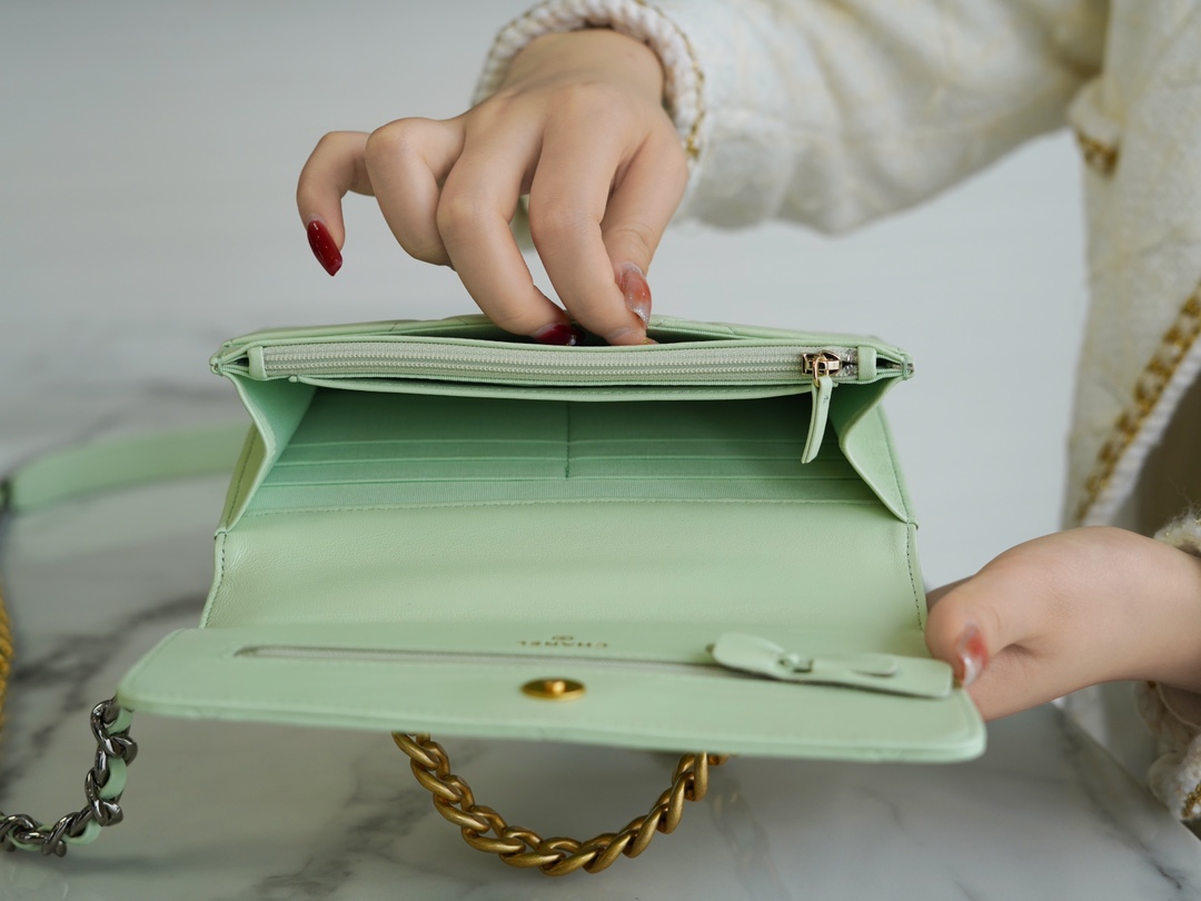 CHANEL 19Bag 𝑾𝒐𝒄 22C gold buckle light green