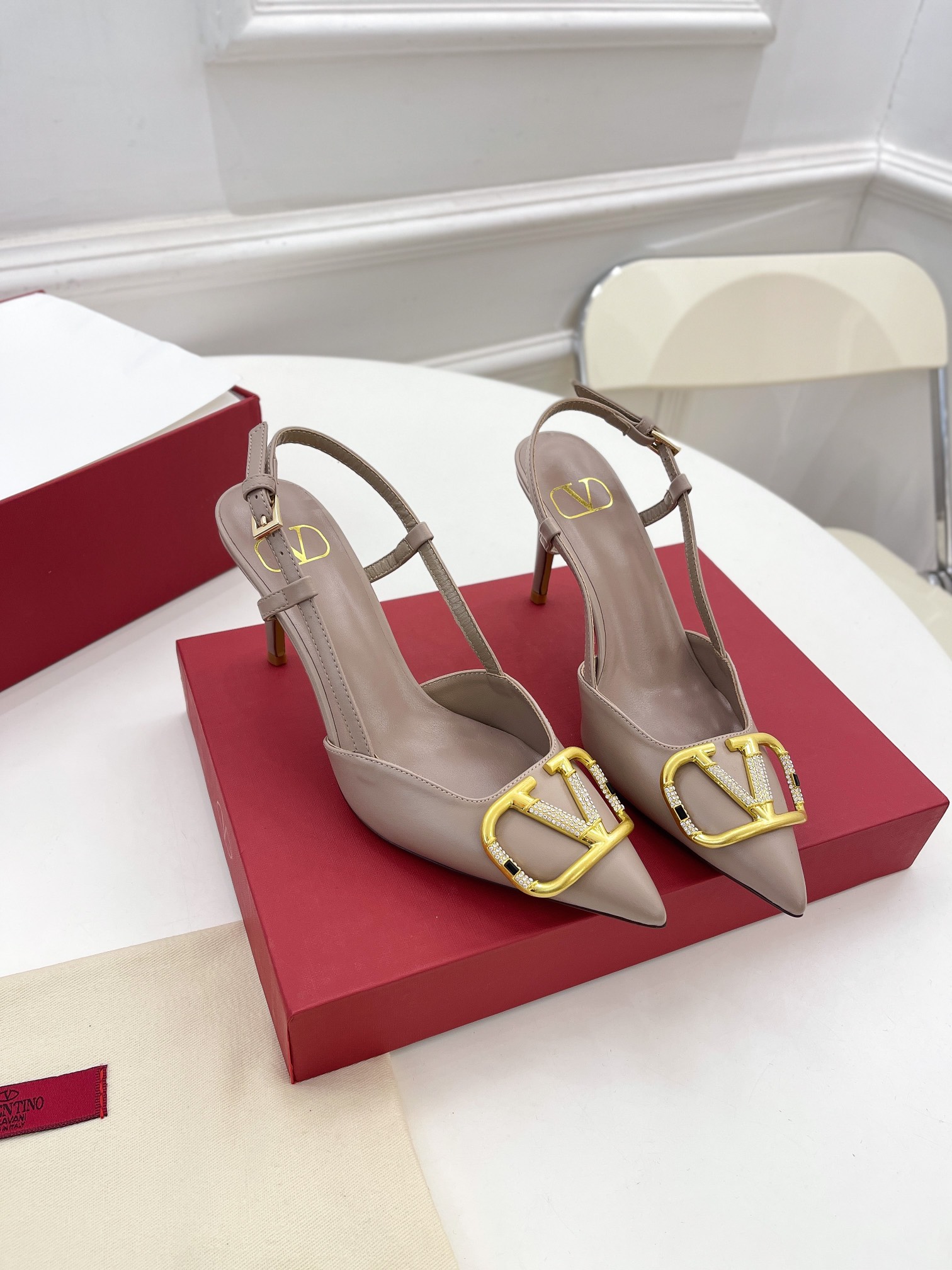 【Valentino】𝟐𝟎𝟐𝟏/𝐒𝐒 𝐧𝐞𝐰 Valentino 2022 spring and summer new large V diamond buckle high heels on the new