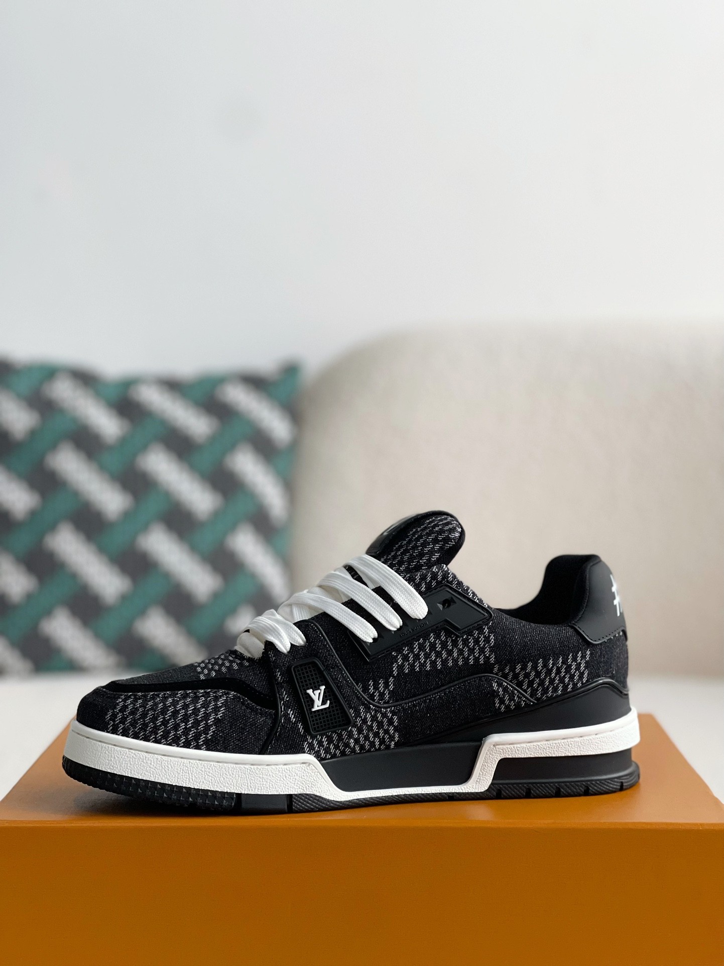 LOUIS VUITTON SNEAKERS