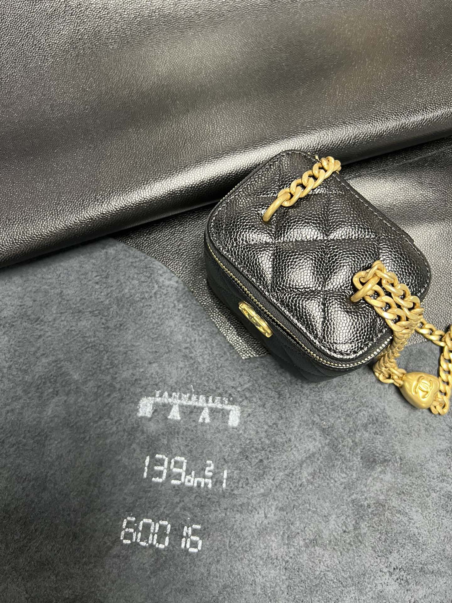 𝗖𝗛𝗔𝗡𝗘𝗟✦  23p love chain small box ❤️ genuine leather