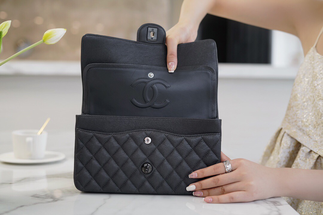 𝐂𝐇𝐀𝐍𝐄𝐋 Classic Flap France 🇫🇷 𝐇𝐇 𝐚𝐚𝐬 Original Caviar 🐂 Washed Tire Ox Medium 🐘 Dark Grey