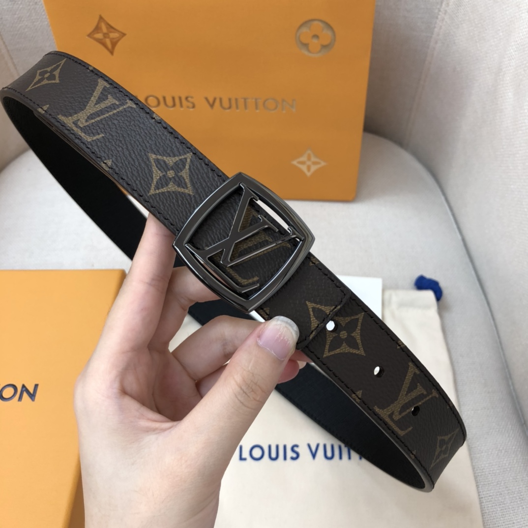 LOUIS VUITTO iconic LV Initiales design
