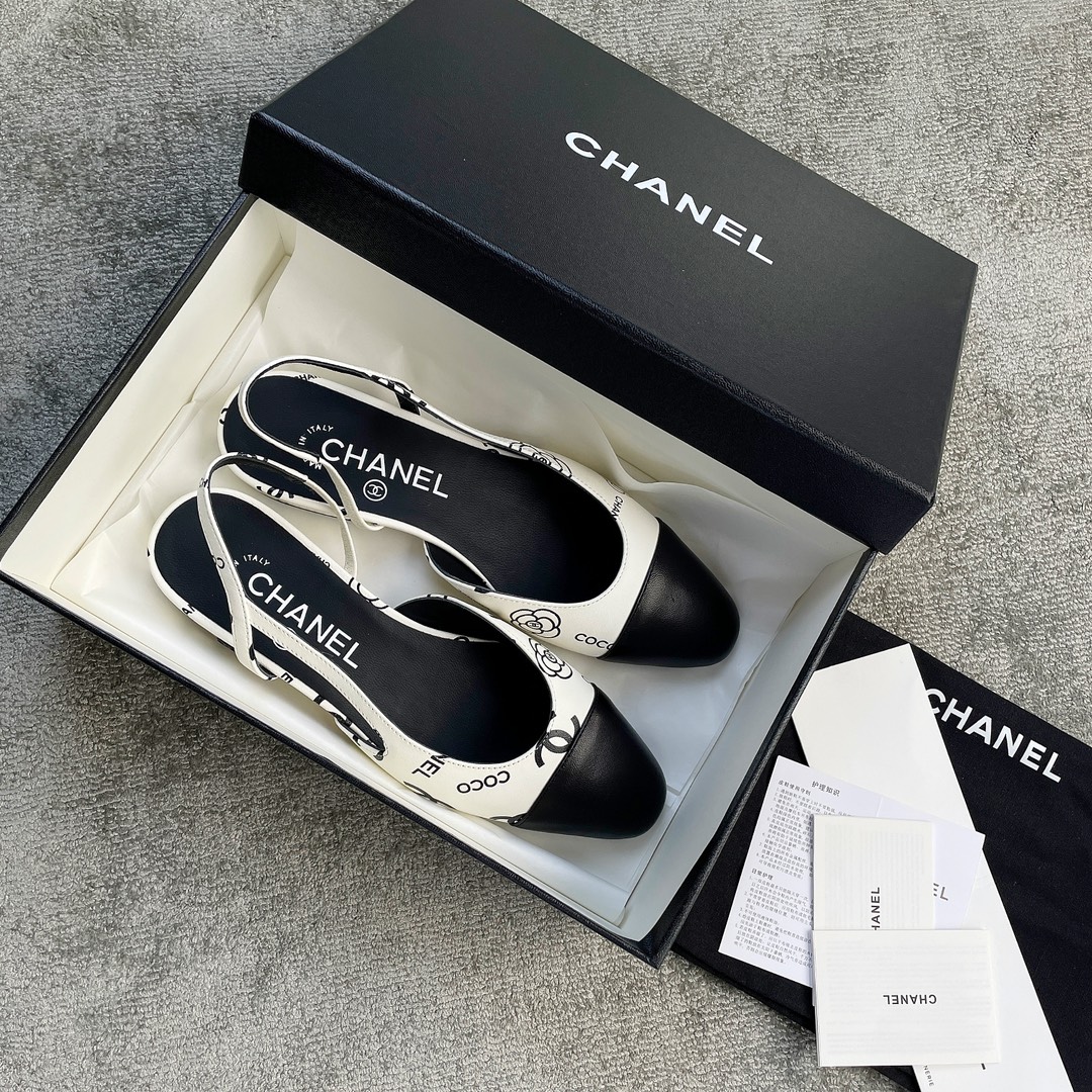 CHANEL especially popular color blocking single shoes continue the classic Chanel characteristics