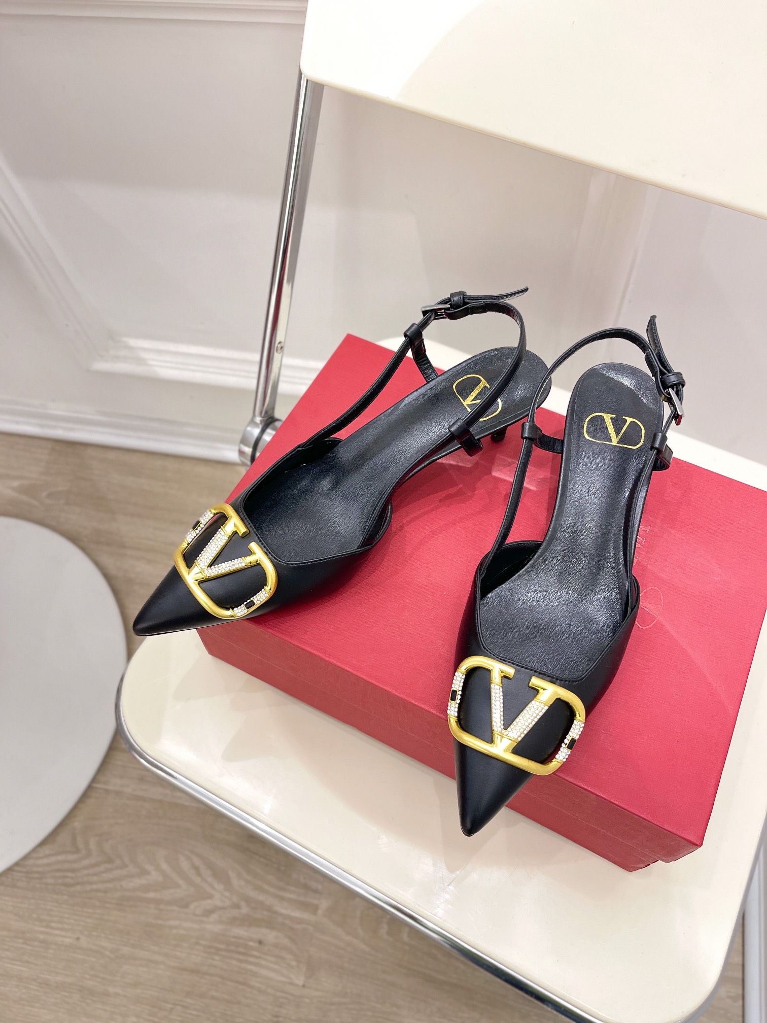 【Valentino】𝟐𝟎𝟐𝟏/𝐒𝐒 𝐧𝐞𝐰 Valentino 2022 spring and summer new large V diamond buckle high heels on the new