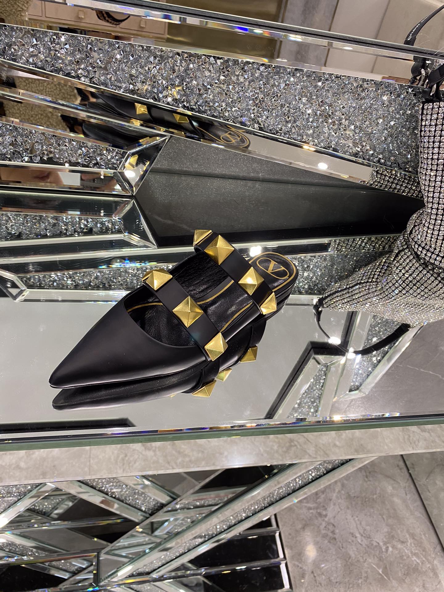 【Valentino】𝟐𝟎𝟐𝟏/𝐒𝐒 𝐧𝐞𝐰 The latest series of counter perfect details original matte open edge bead leather