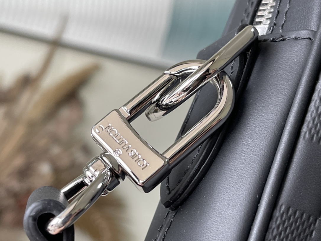 𝐋𝐎𝐔𝐈𝐒 𝐕𝐔𝐈𝐓𝐓𝐎𝐍 N40444 Pressed Voyage Small Briefcase