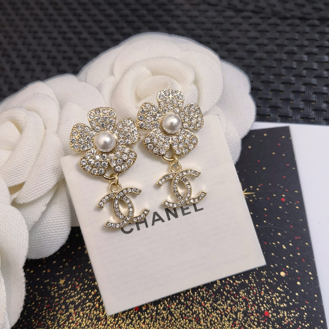 CHANEL🇫🇷Xiaoxiang Camellia Pearl Alphabet Earrings