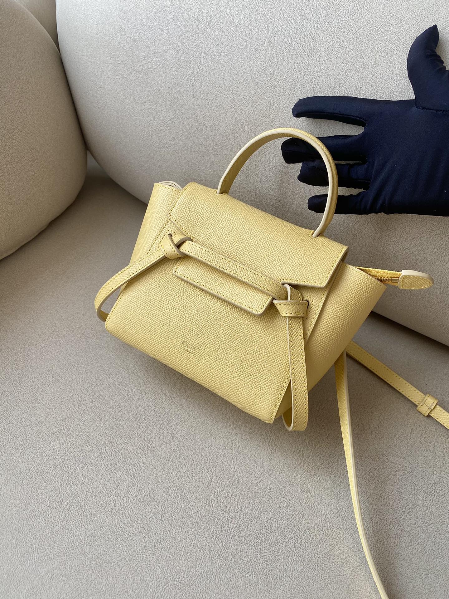 𝐂𝐞𝐥𝐢𝐧𝐞 𝐛𝐞𝐥𝐭 𝐩𝐢𝐜𝐨 𝟏𝟔𝐜𝐦 Grained Calfskin Bag