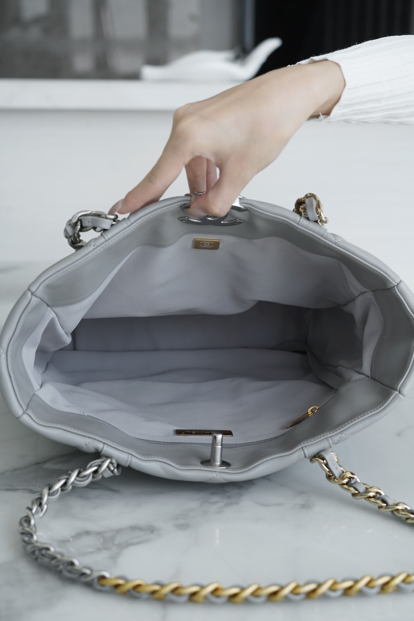 𝗖𝗛𝗔𝗡𝗘𝗟 𝟮𝟮𝗕 19𝑩𝑨𝑮 𝑻𝒐𝒕𝒆 Italy 🇮🇹 Level 1 [Box] Lambskin 🐑 Genuine Leather Light Grey Silver